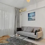 Downtown Cozy Corner Апартаменты *